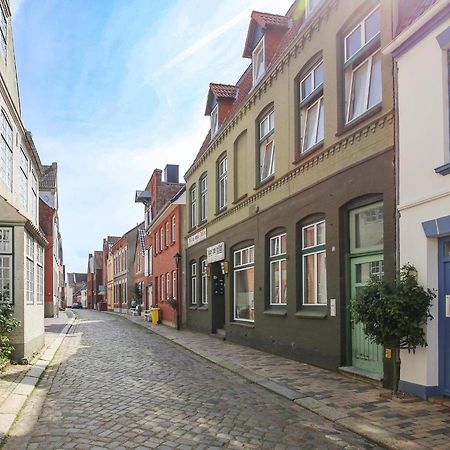 Altes Kontorhaus Kajuete Appartement Husum  Buitenkant foto